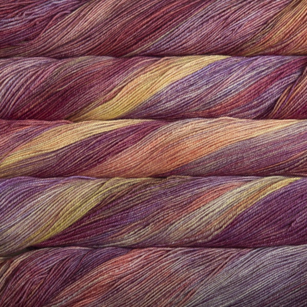 écheveaux de fil à tricoter Sock de Malabrigo en laine mérinos coloris Archangel (violet, rose, orange)