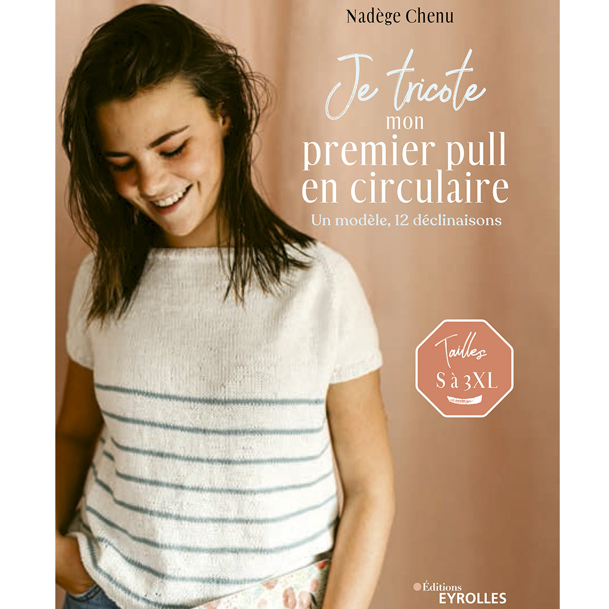 couverture du livre "je tricote mon primier pull en circulaire" femme avec un t-shirt tricoté à rayure
