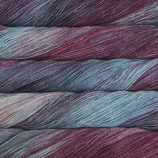 écheveaux de fil à tricoter Sock de Malabrigo en laine mérinos coloris lotus (violet, bleu, rose)
