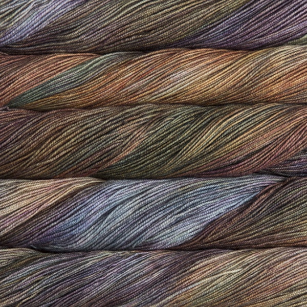 écheveaux de fil à tricoter Sock de Malabrigo en laine mérinos coloris Piedras (violet, vert, orange)