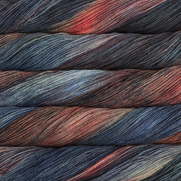 écheveaux de fil à tricoter Sock de Malabrigo en laine mérinos coloris Pocion (bleu, orange, violet)