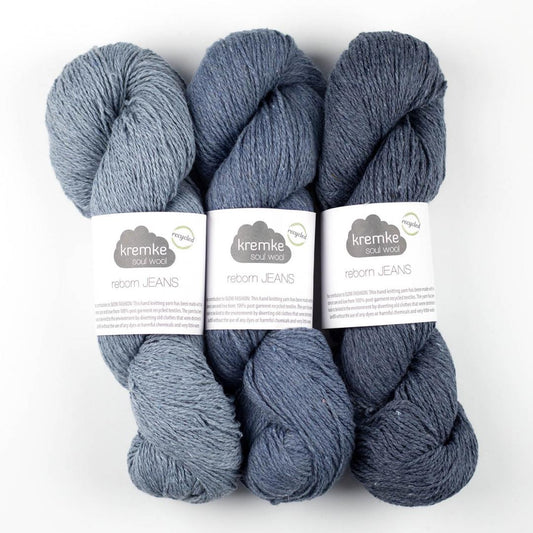 3 écheveaux de fil à tricoter Reborn Jeans Uni de Kremke en coton recyclé, différents tons de bleus
