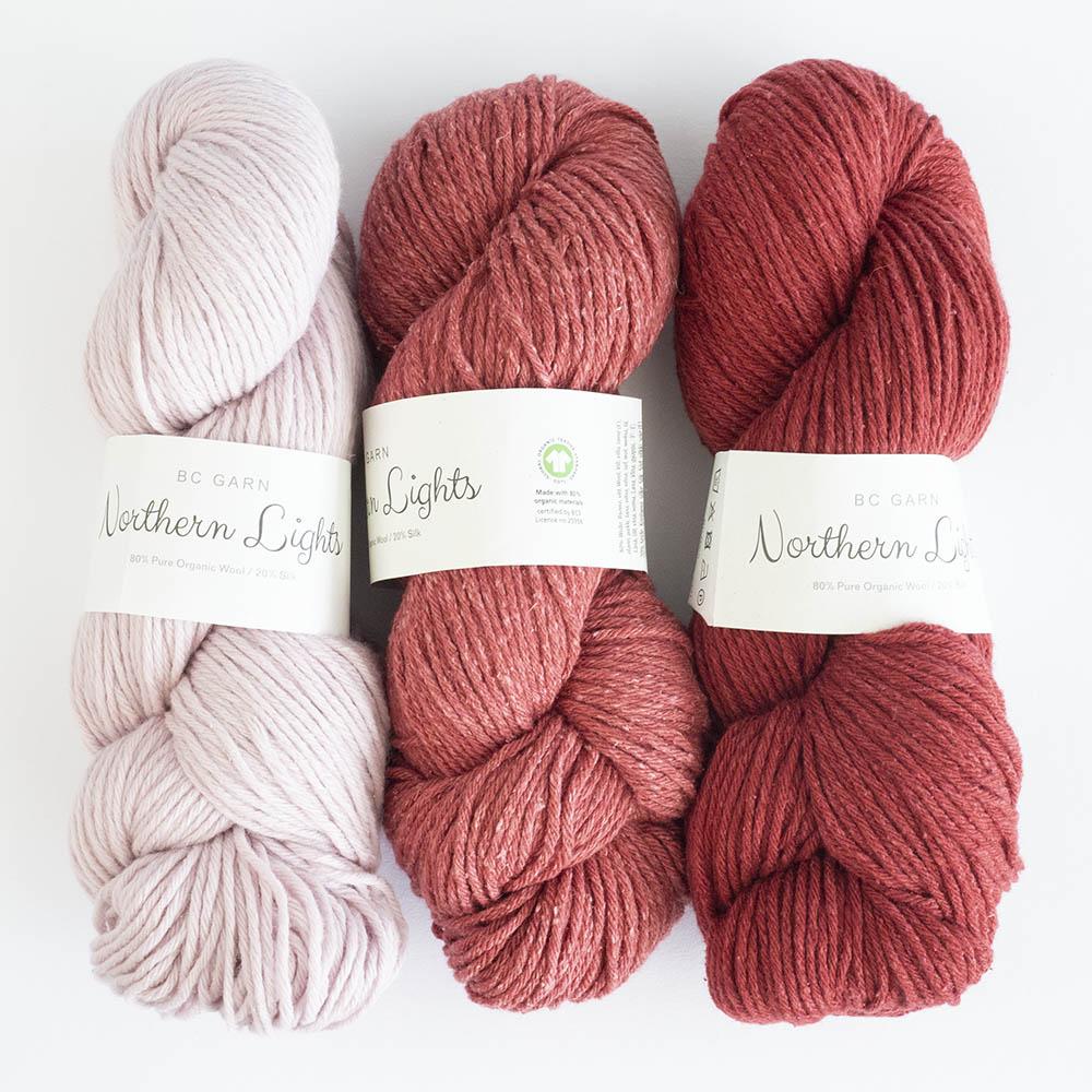 3 écheveaux de fil à tricoter Northern Lights GOTS de BC GARN en laine et soie, différents tons de rose/rouge