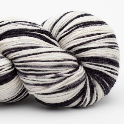 écheveau de laine à chaussettes Lazy Lion, multicolore, marque Kremke coloris zebra (noir et blanc)
