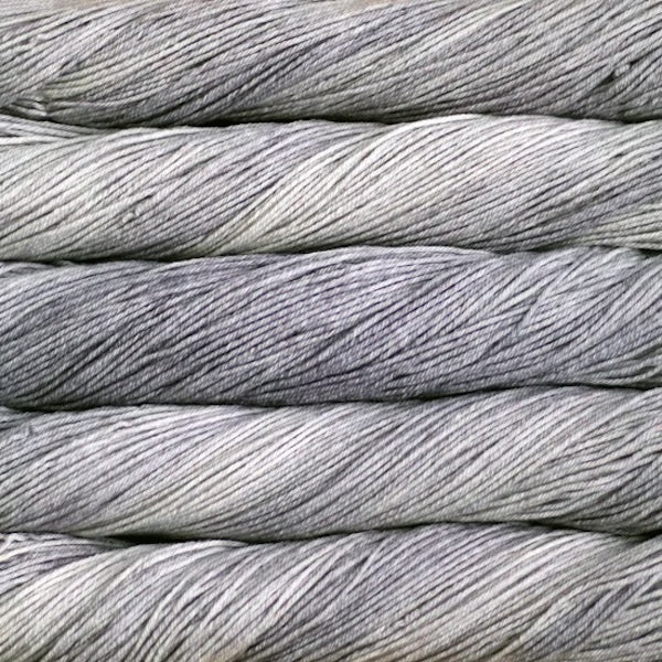 écheveaux de laine merino Arroyo de Malabrigo coloris Pearl (gris très clair)