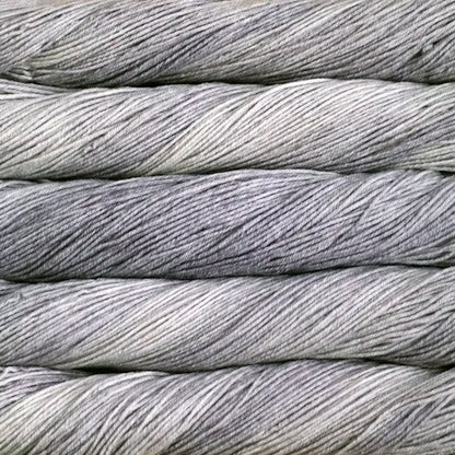 écheveaux de fil à tricoter Sock de Malabrigo en laine mérinos coloris Pearl (gris clair)