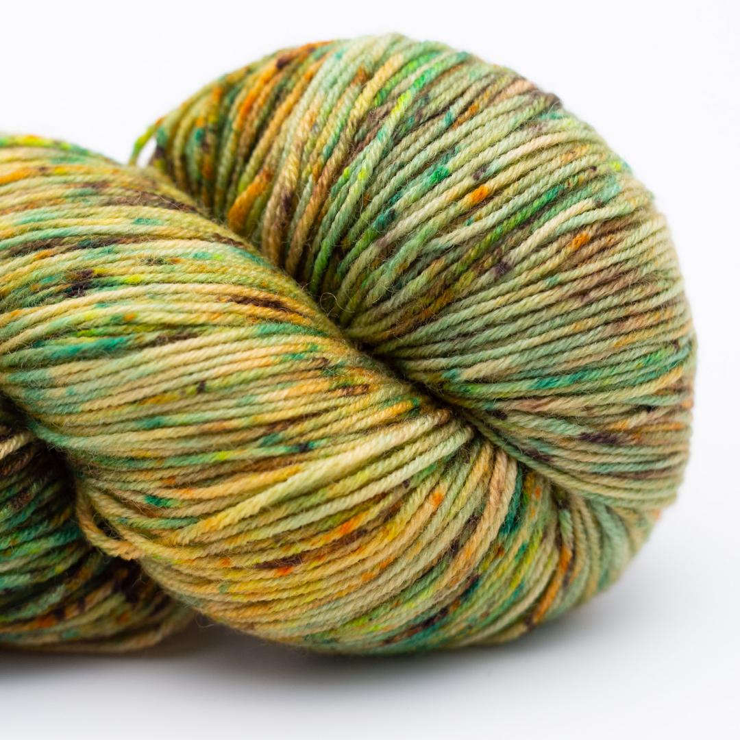 écheveau de laine à chaussettes Lazy Lion, multicolore, marque Kremke coloris after the rain (vert jaune et marron)