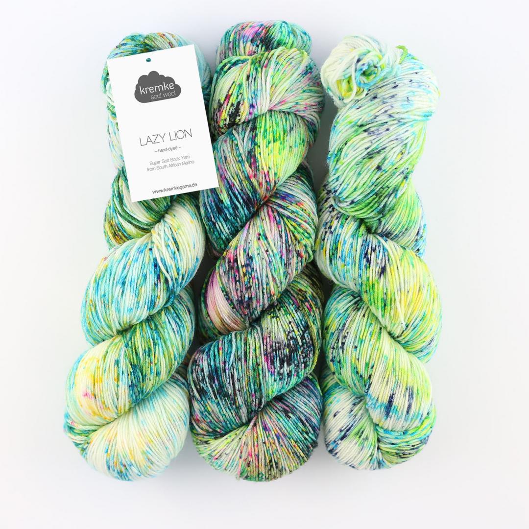 3 écheveaux de laine à chaussettes Lazy Lion, multicolore, marque Kremke vert, bleu, blanc, violet, jaune moucheté