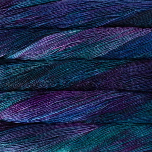 écheveaux de laine merino Arroyo de Malabrigo coloris Whales Road (bleu et violet)