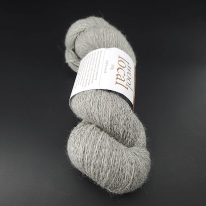 echeveau de laine erika knight wool local coloris 809 willington sur fond noir