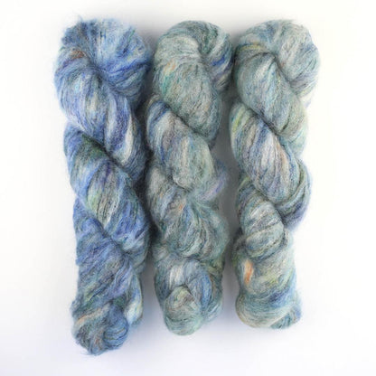 écheveau de fil à tricoter en mohair et soie "Fluffy Mohair gradient" de Cowgirl blues coloris 9 to 5 (bleu, blanc, violet)