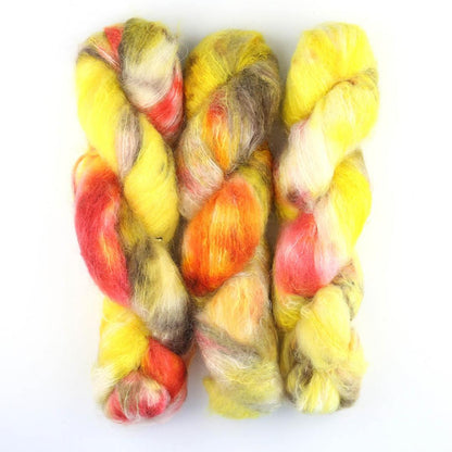 écheveau de fil à tricoter en mohair et soie "Fluffy Mohair gradient" de Cowgirl blues coloris big yellow taxi (jaune rouge et gris)