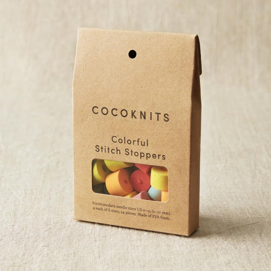 boite en carton recylclé contenant des bouchons pour aiguille de couleurs pastels, marque COCOKNITS