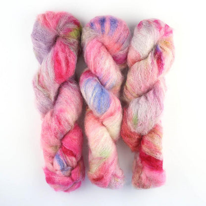 écheveau de fil à tricoter en mohair et soie "Fluffy Mohair gradient" de Cowgirl blues coloris happy days (rose, violet, rouge et blanc)