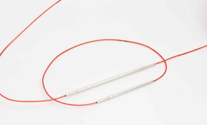 Deux connecteurs de cable à tricoter addi click en métal avec cables roses sur fond blanc