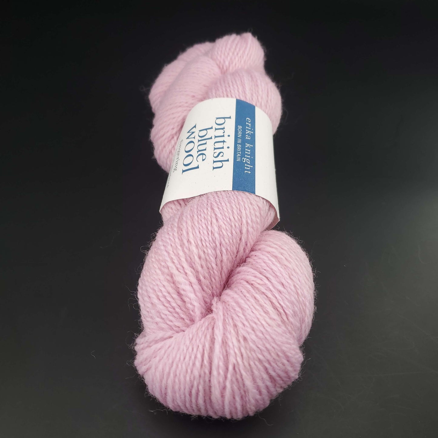 écheveau de laine british blue fingering d'erika knight coloris 02 pale pink sur fond noir pour tricot et crochet