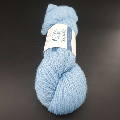 écheveau de laine british blue fingering d'erika knight coloris 03 pale blue sur fond noir pour tricot et crochet