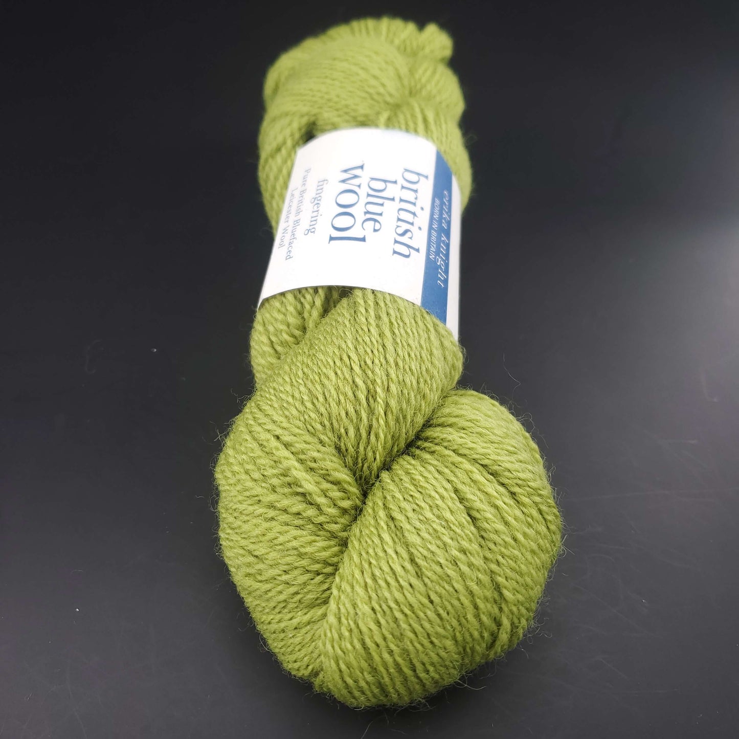 écheveau de laine british blue fingering d'erika knight coloris 07 gras sur fond noir pour tricot et crochet