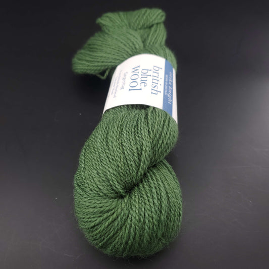 écheveau de laine british blue fingering d'erika knight coloris 09 dill sur fond noir pour tricot et crochet