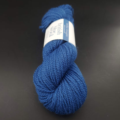 écheveau de laine british blue fingering d'erika knight coloris 11 midnight blue sur fond noir pour tricot et crochet