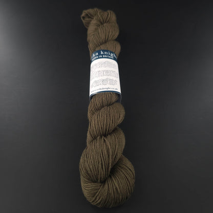 Echeveau de lin Studio Linen Eco d'Erika Knight de couleur 403 Fatigue (olive) sur fond noir pour tricot et crochet.