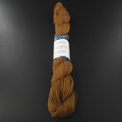 Echeveau de lin Studio Linen Eco d'Erika Knight de couleur 419 Souk (ocre) sur fond noir pour tricot et crochet.