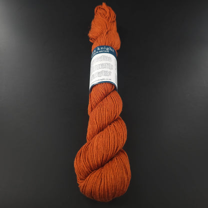 Echeveau de lin Studio Linen Eco d'Erika Knight de couleur 422 Brick (rouille) sur fond noir pour tricot et crochet.