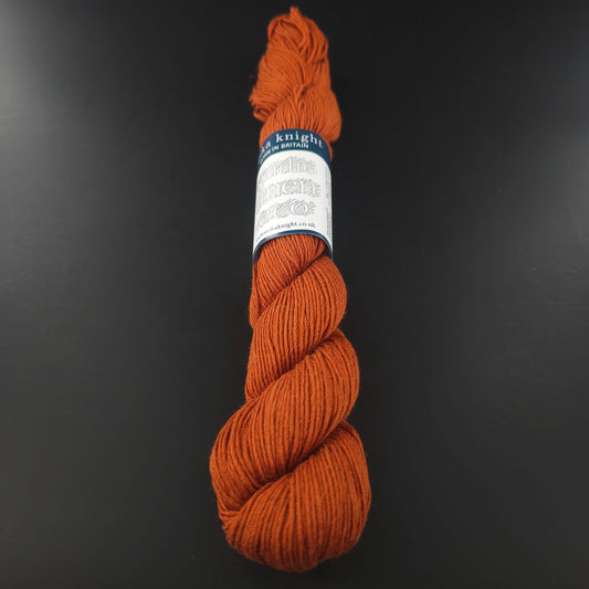 Echeveau de lin Studio Linen Eco d'Erika Knight de couleur 422 Brick (rouille) sur fond noir pour tricot et crochet.
