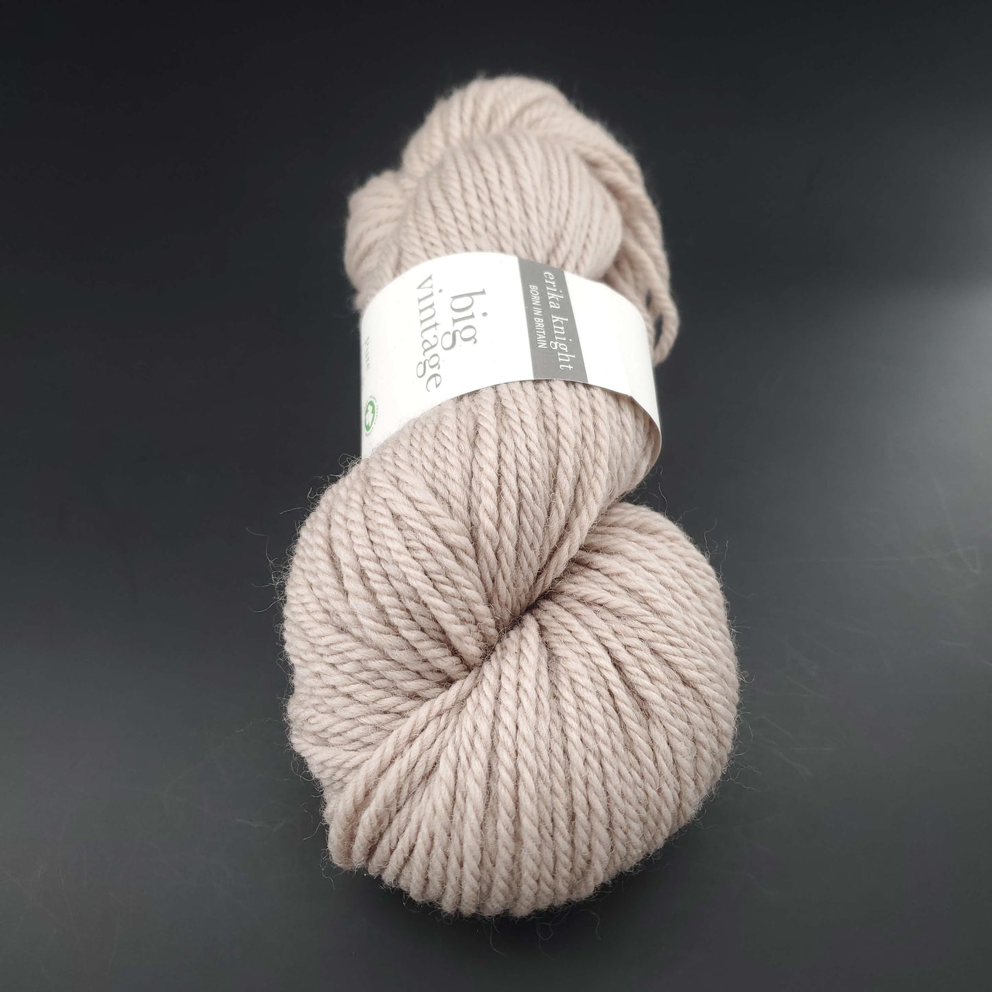 Echeveau de laine Big Vintage d'Erika Knight de couleur 300 flax sur fond noir pour tricot et crochet.