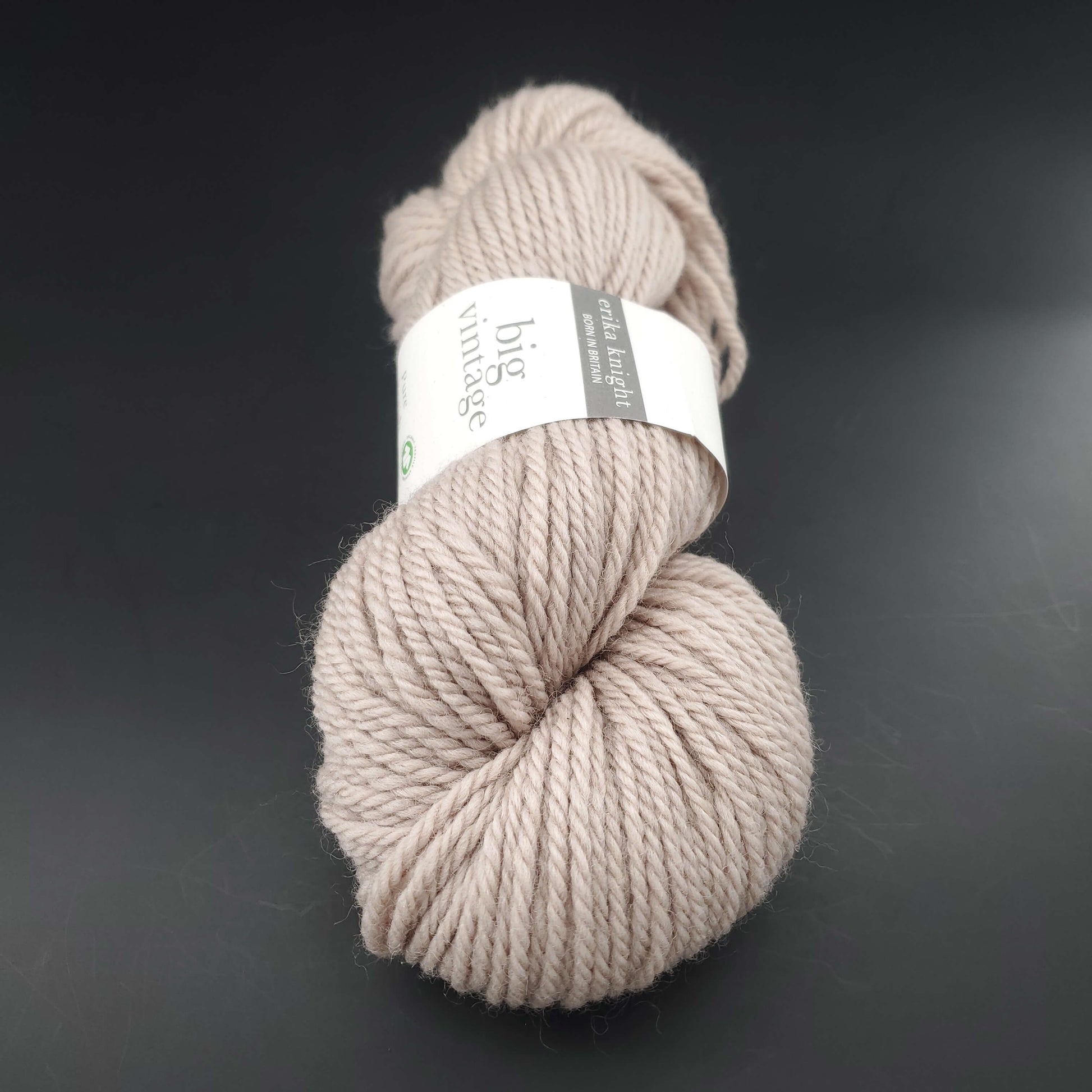 Echeveau de laine Big Vintage d'Erika Knight de couleur 300 flax sur fond noir pour tricot et crochet.