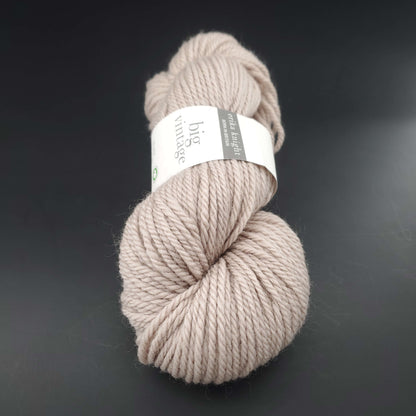 Echeveau de laine Big Vintage d'Erika Knight de couleur 300 flax sur fond noir pour tricot et crochet.