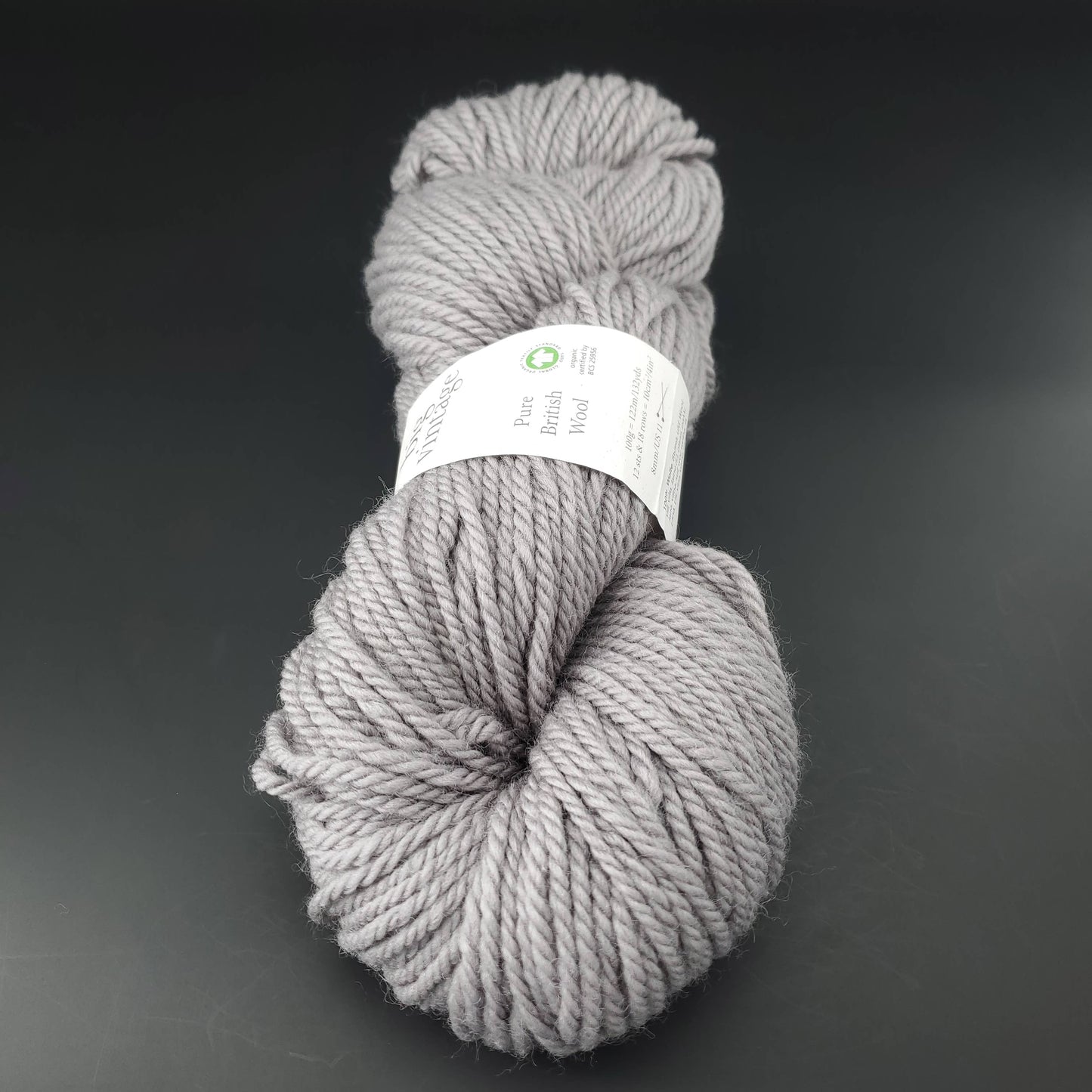 Echeveau de laine Big Vintage d'Erika Knight de couleur 301 drizzle sur fond noir pour tricot et crochet.