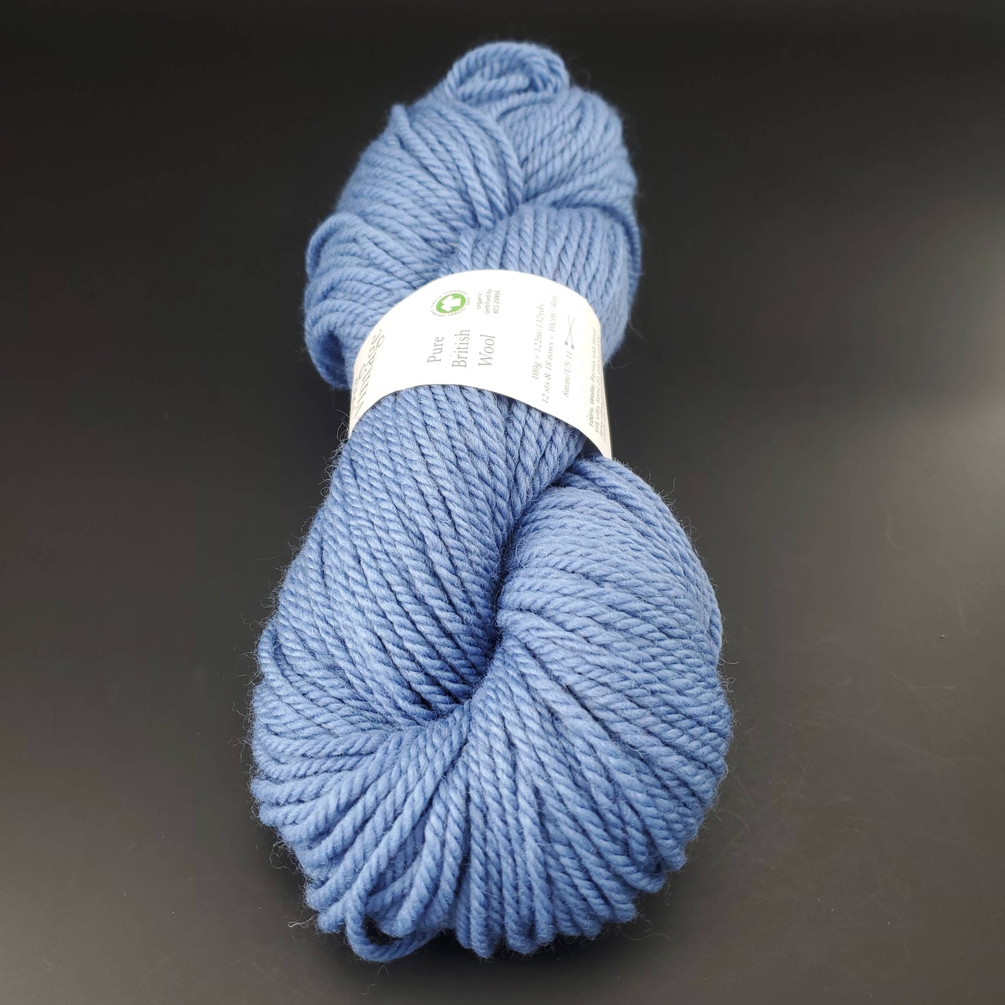 Echeveau de laine Big Vintage d'Erika Knight de couleur 302 steve sur fond noir pour tricot et crochet.