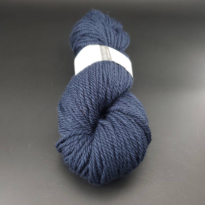 Echeveau de laine Big Vintage d'Erika Knight de couleur 303 dark sur fond noir pour tricot et crochet.
