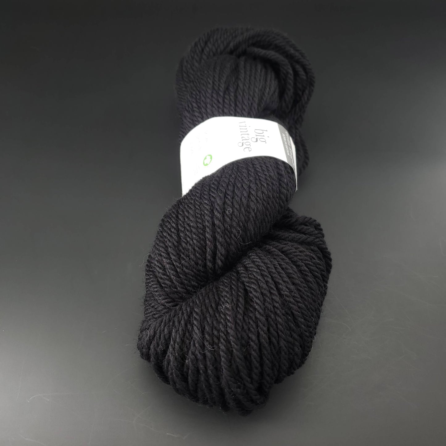 Echeveau de laine Big Vintage d'Erika Knight de couleur 304 pitch sur fond noir pour tricot et crochet.