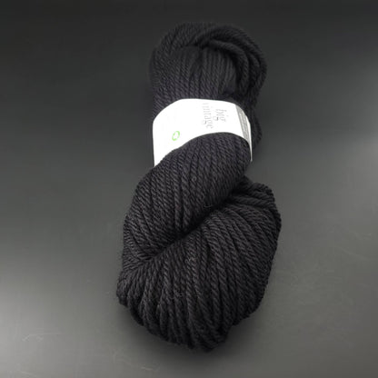 Echeveau de laine Big Vintage d'Erika Knight de couleur 304 pitch sur fond noir pour tricot et crochet.
