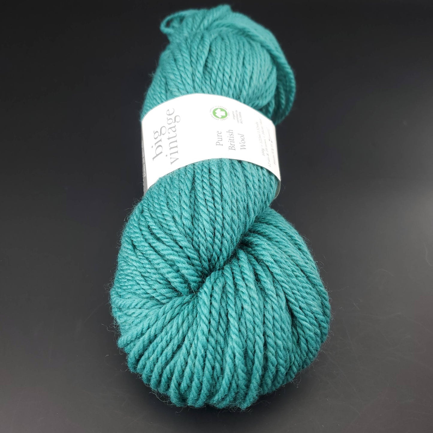 Echeveau de laine Big Vintage d'Erika Knight de couleur 305 leighton sur fond noir pour tricot et crochet.