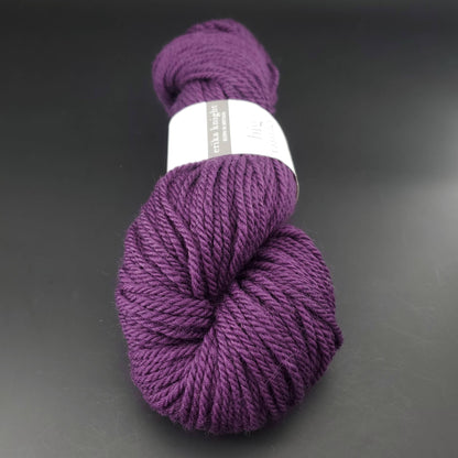 Echeveau de laine Big Vintage d'Erika Knight de couleur 308 mulberry sur fond noir pour tricot et crochet.