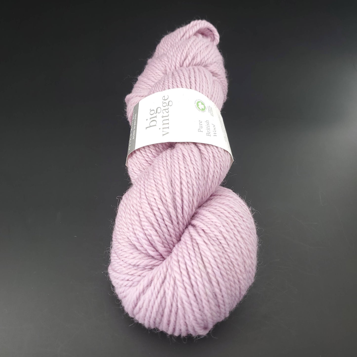 Echeveau de laine Big Vintage d'Erika Knight de couleur 310 pretty sur fond noir pour tricot et crochet.