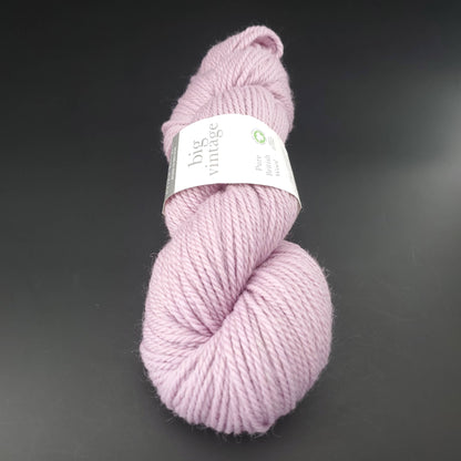 Echeveau de laine Big Vintage d'Erika Knight de couleur 310 pretty sur fond noir pour tricot et crochet.