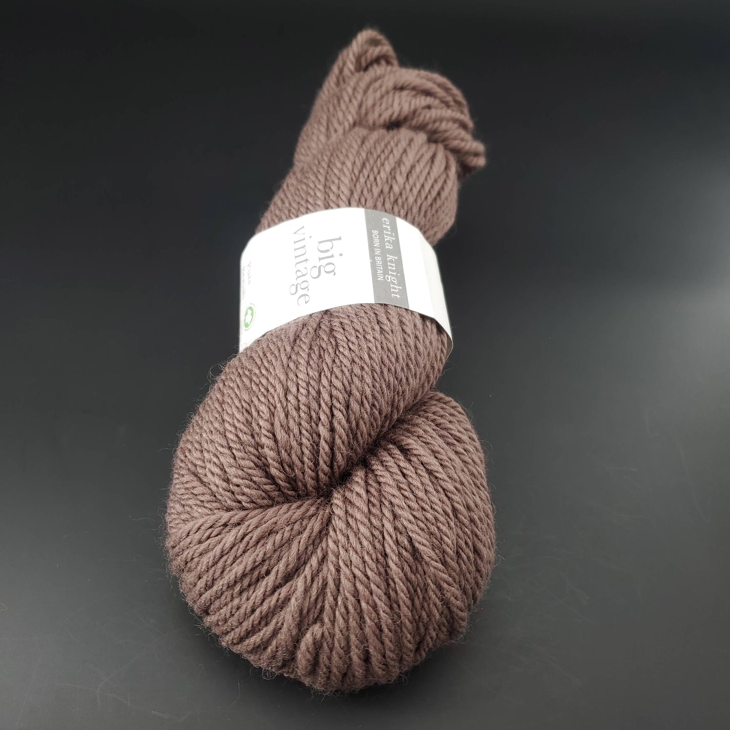 Echeveau de laine Big Vintage d'Erika Knight de couleur 311 milk chocolate sur fond noir pour tricot et crochet.