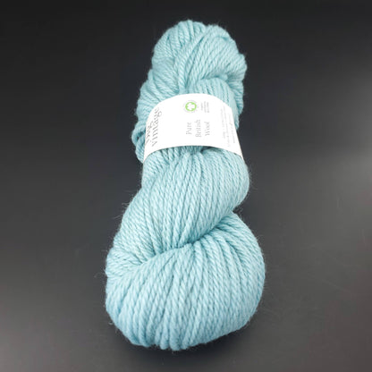 Echeveau de laine Big Vintage d'Erika Knight de couleur 312 iced gem sur fond noir pour tricot et crochet.