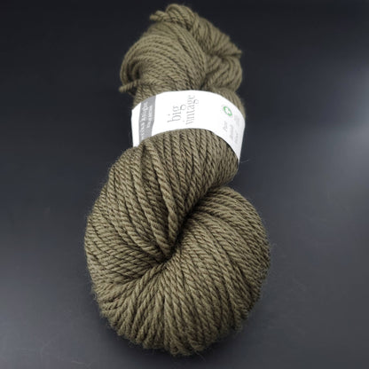 Echeveau de laine Big Vintage d'Erika Knight de couleur 313 gunk sur fond noir pour tricot et crochet.