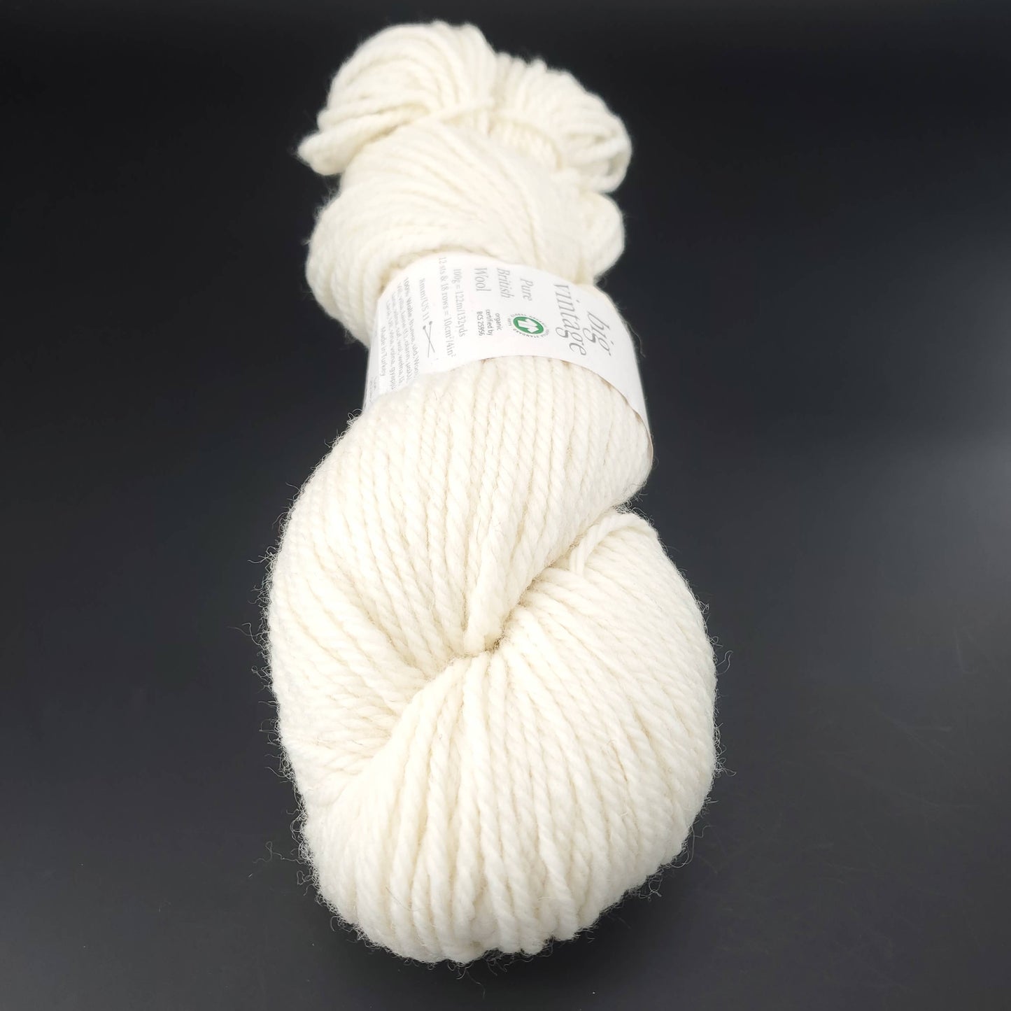 Echeveau de laine Big Vintage d'Erika Knight de couleur 315 milk sur fond noir pour tricot et crochet.