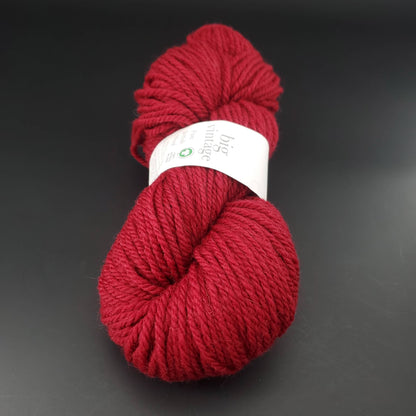 Echeveau de laine Big Vintage d'Erika Knight de couleur 316 deep red sur fond noir pour tricot et crochet.
