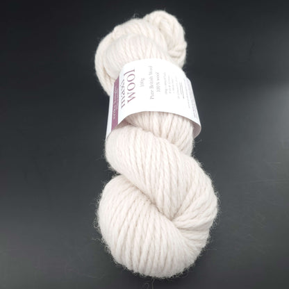 écheveau de laine maxi wool d'erika knight coloris 200 canvas sur fond noir pour tricot et crochet