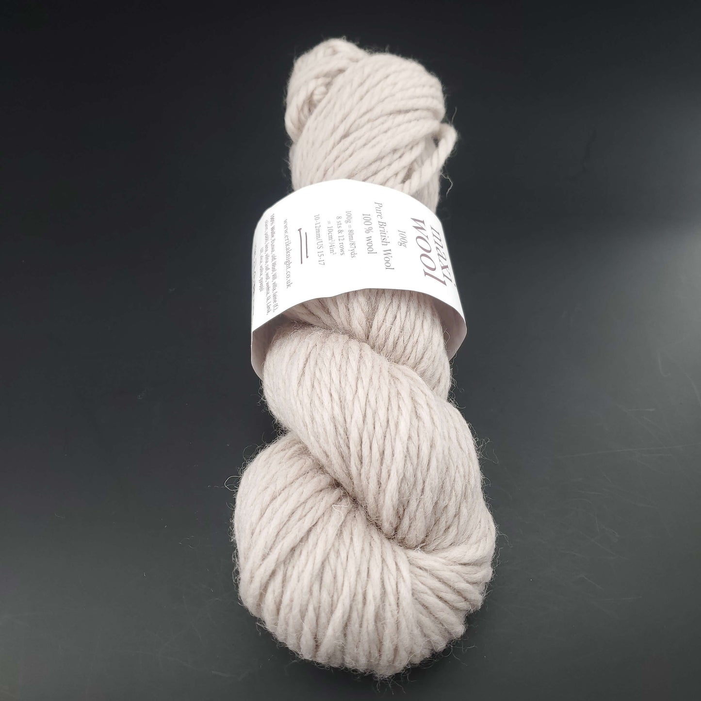 écheveau de laine maxi wool d'erika knight coloris 201 flax sur fond noir pour tricot et crochet