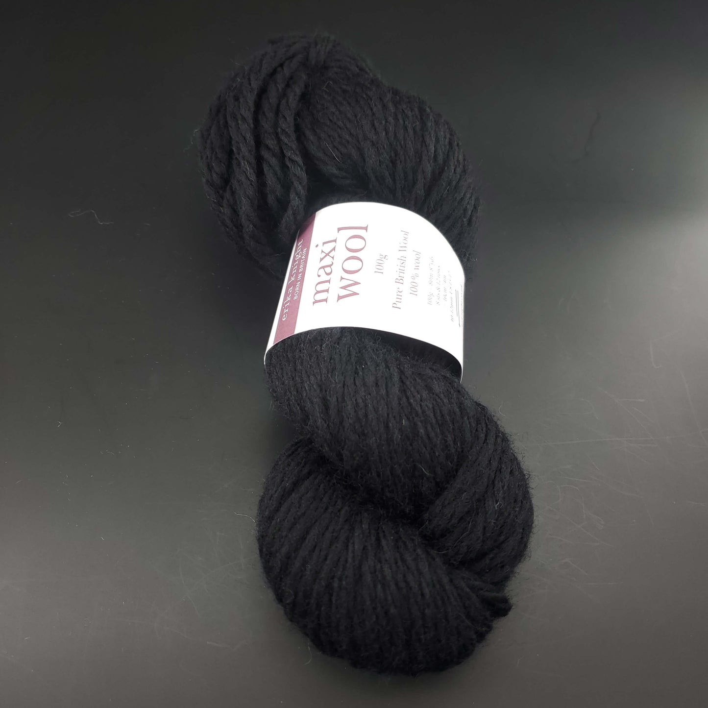 écheveau de laine maxi wool d'erika knight coloris 203 pitch sur fond noir pour tricot et crochet
