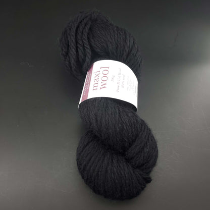 écheveau de laine maxi wool d'erika knight coloris 203 pitch sur fond noir pour tricot et crochet