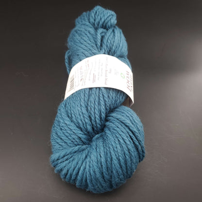 écheveau de laine maxi wool d'erika knight coloris 205 mallard sur fond noir pour tricot et crochet